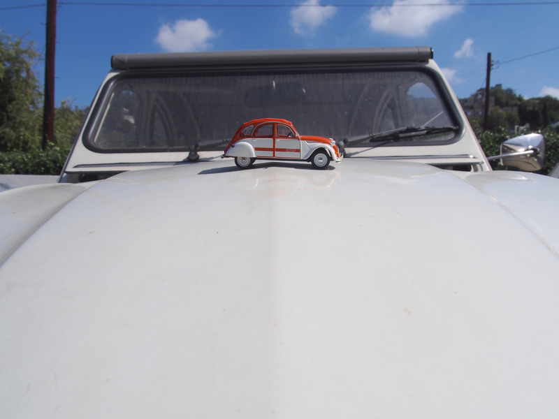 Illustration for article titled 2 Horses 70 Years: Citroƫn 2CV Spot